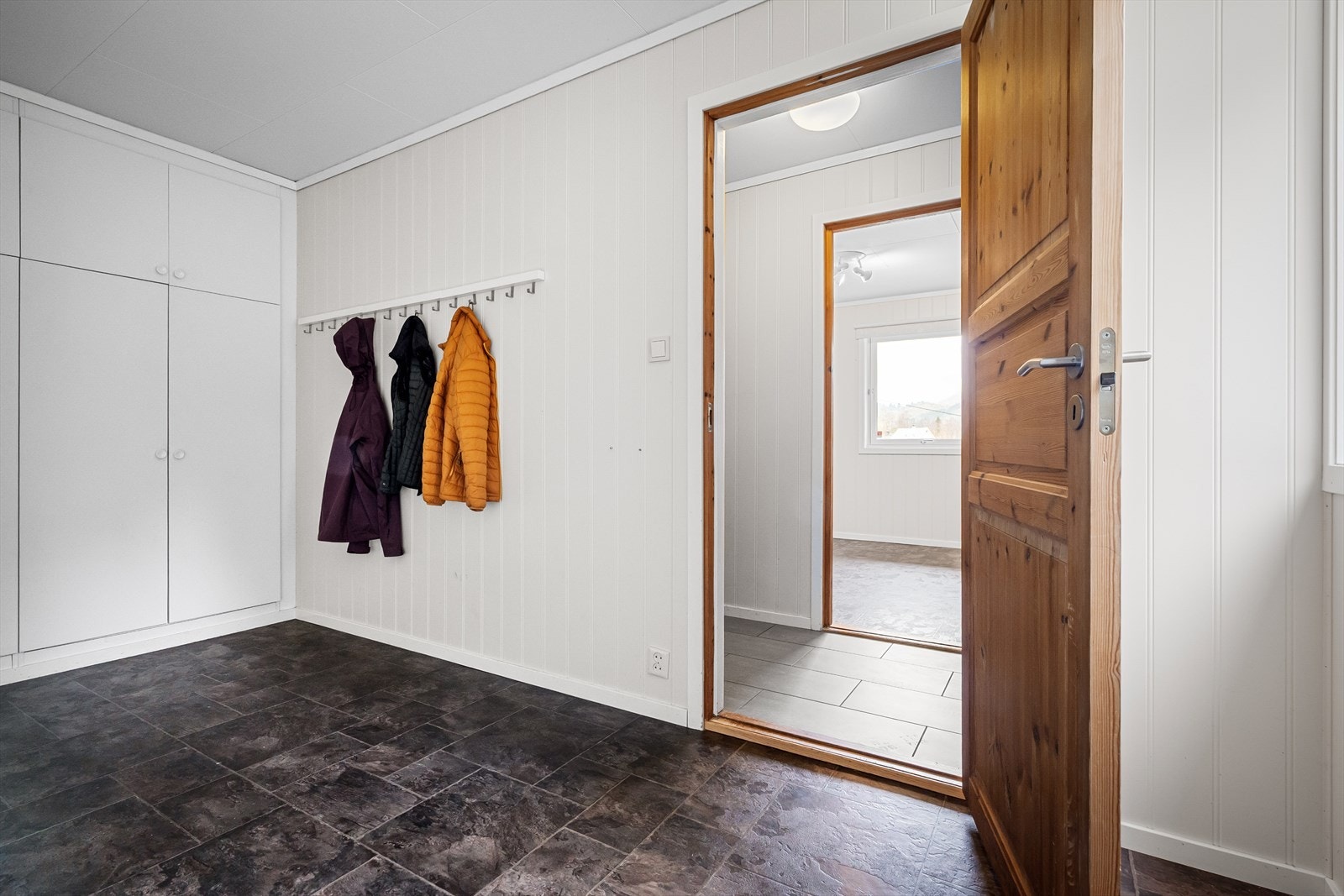 Rommet på andre siden av gangen er brukt som garderoberom Galleribilde