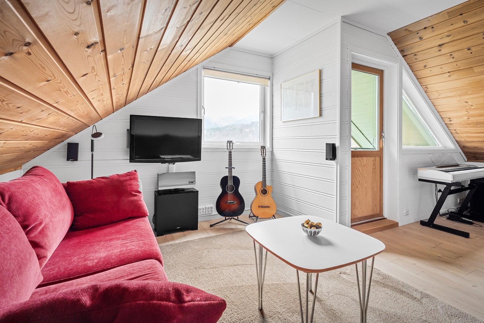 Stuen er fin til både tv-stue, studio eller ungdomsavdeling Galleribilde