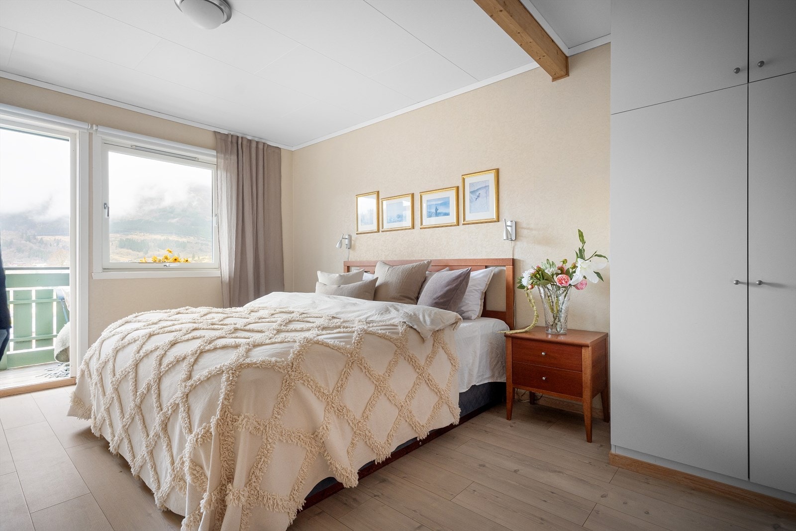 God plass til dobbeltseng og oppbevaring på hovedsoverommet Galleribilde