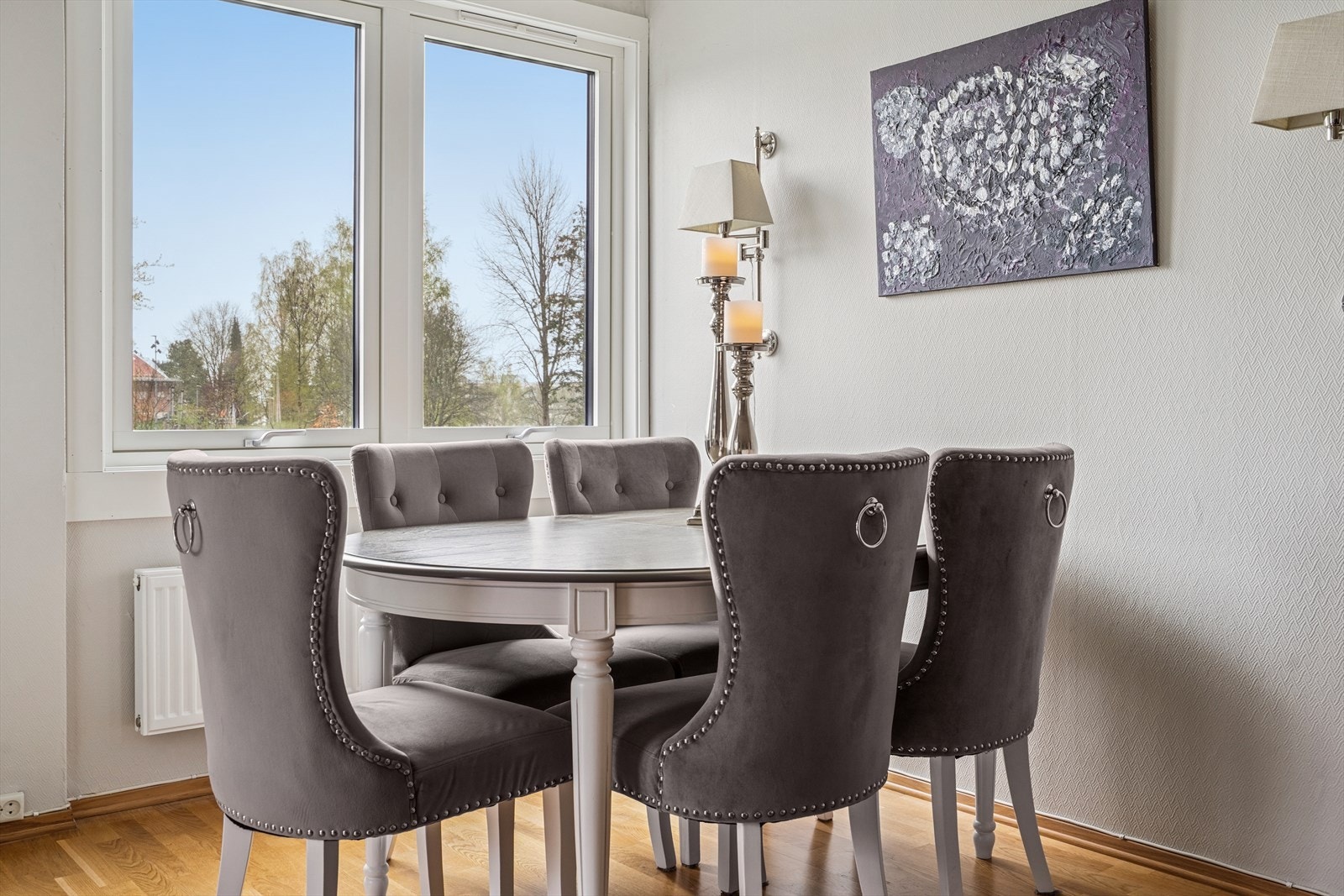 Rommet har godt med lysinnslipp fra fra store vinduer. Vinduene er byttet i april 2025 i regi av borettslaget. Galleribilde