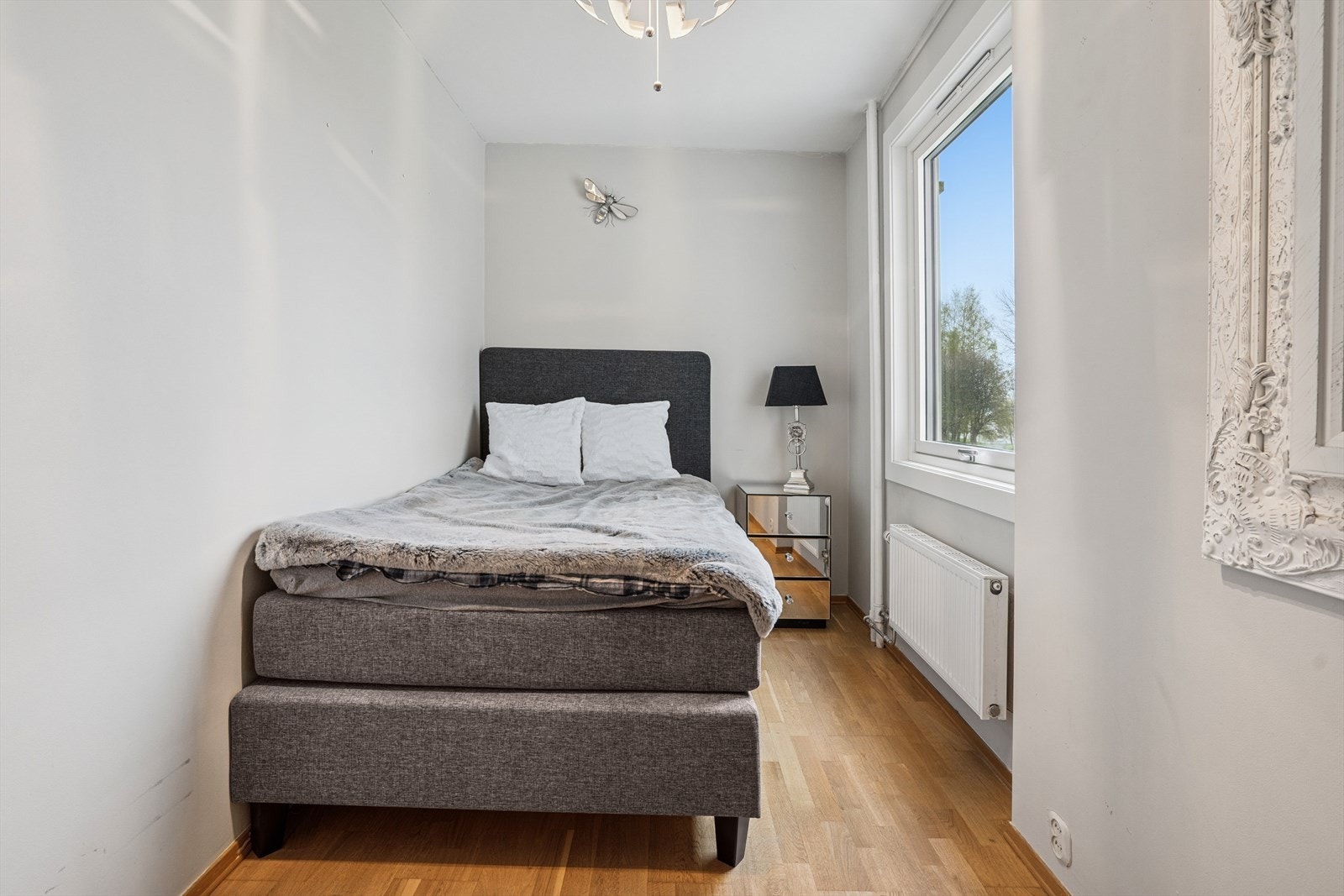 Leiligheten har ett soverom. Her er det plass til både seng og nattbord. Galleribilde