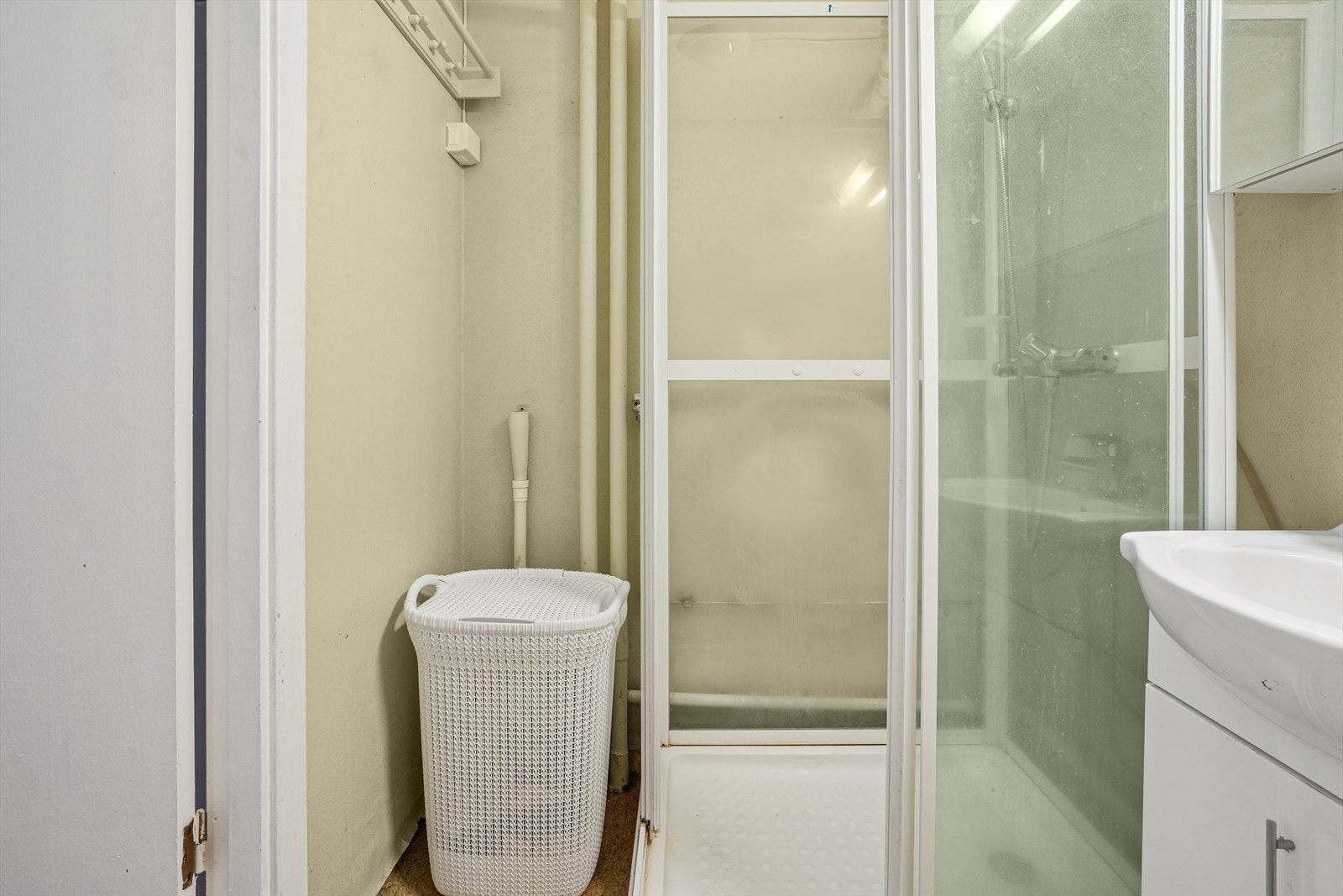 Badet er av eldre dato og det er anbefalt at det prioriteres å oppgraderes/renovere rommet. Hulltaking er foretatt uten å påvise unormale forhold. Galleribilde