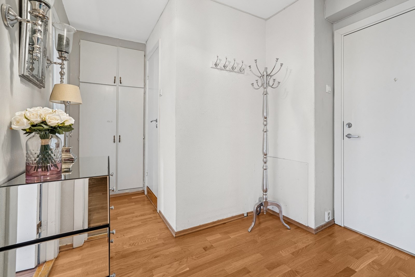I gangen er det innebygget skap. Fra gangen er det også adkomst til innvendig bod med gode lagringsmuligheter. Galleribilde