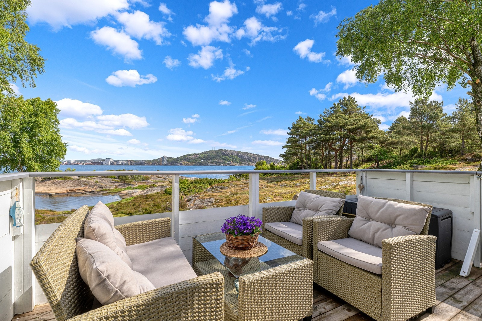 Herlig terrasse med god plass til sittegruppe med tilhørende møblement. Galleribilde