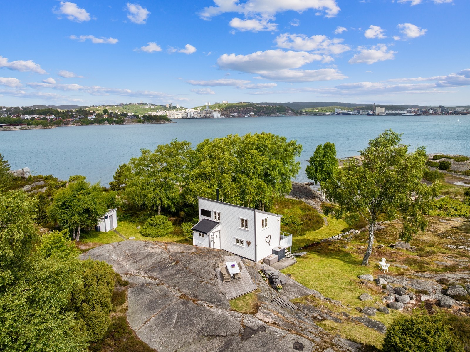 Holmen ligger vakkert til i umiddelbar nærhet til Bragdøya og Langøya, og er en del av et større friluftsområde som byr på flotte tur- og badeopplevelser. Galleribilde