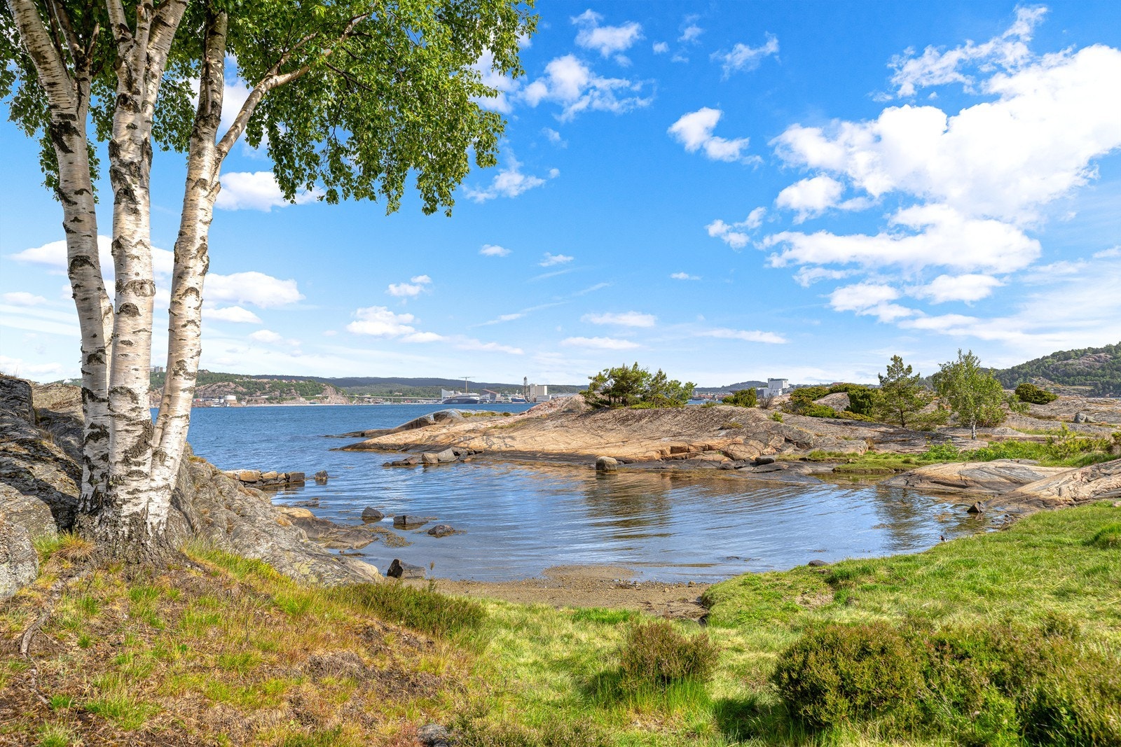 Hyggelig sandstrand nedenfor eiendommen. Galleribilde