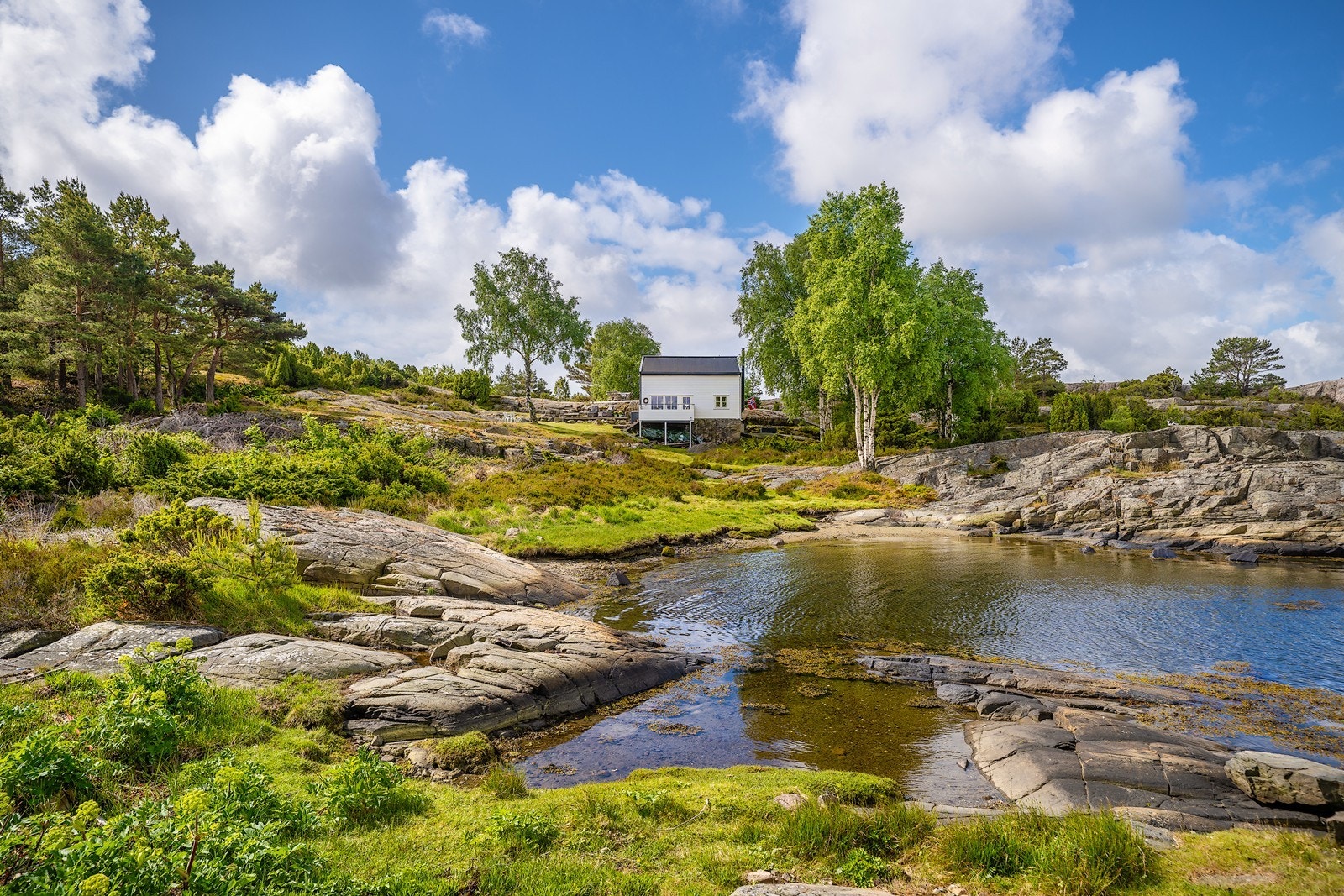 Velkommen til Svensholmen 6! Fritidsboligen er presentert av Andre Sandvik v/Aktiv Eiendomsmegling avd. Kristiansand. Galleribilde