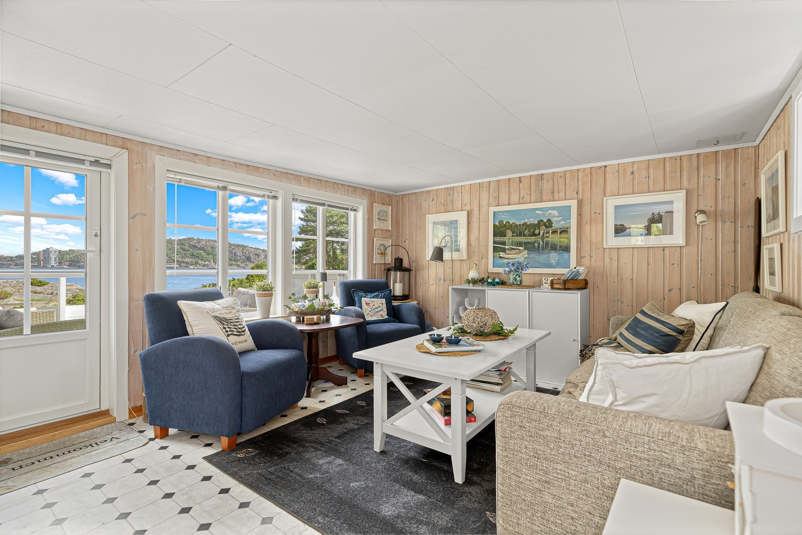Sjarmerende og maritim stue med god plass til sofagruppe med tilhørende møblement. Galleribilde