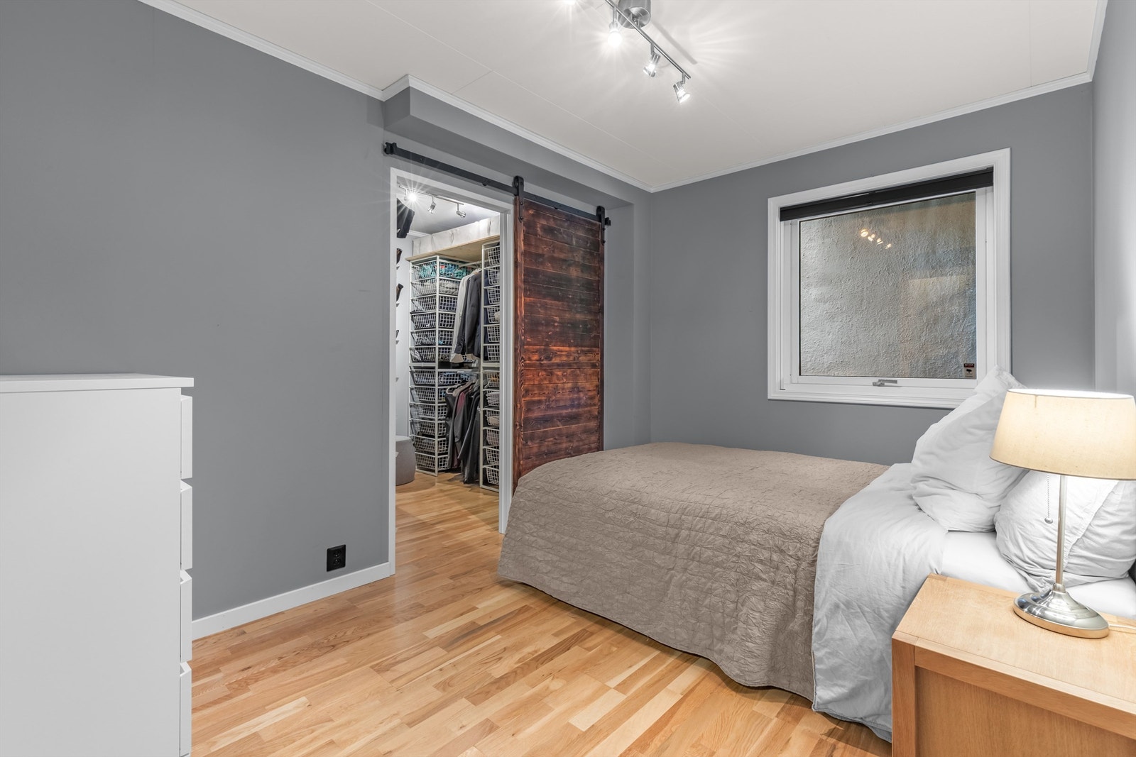 Soverom 2 i u.etg med walk in closet Galleribilde