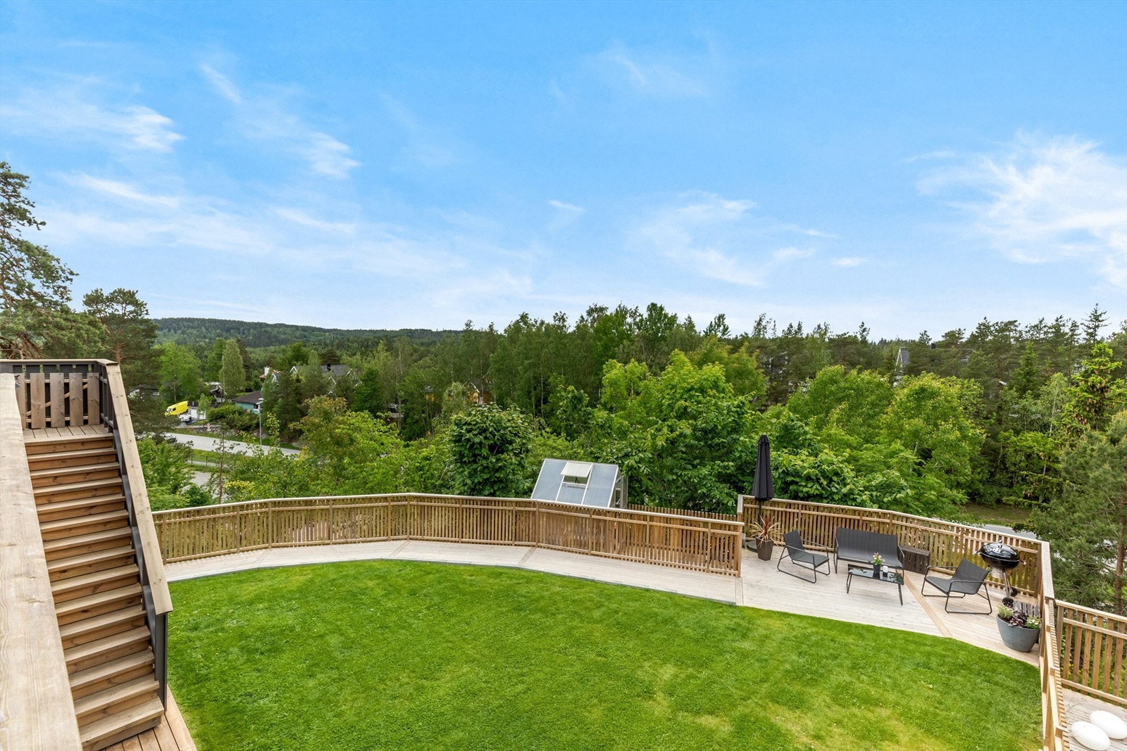 Utsikt fra terrassen med pent anlagt og inngjerdet uteområde - meget gode solforhold med sen kveldssol Galleribilde