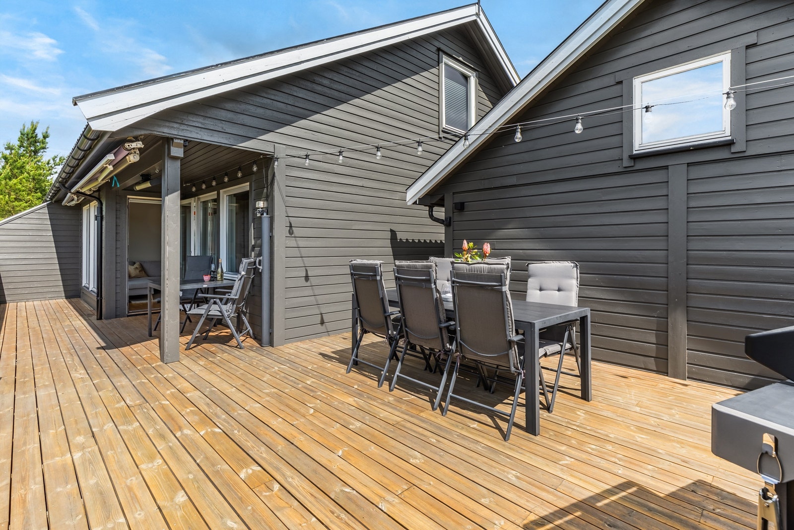 Skjermet og fin terrasse med meget fine sol-og utsiktsforhold, totalt ca 68 m2 samlet areal i denne etasjen med markterrassen ved inngangen inkludert Galleribilde