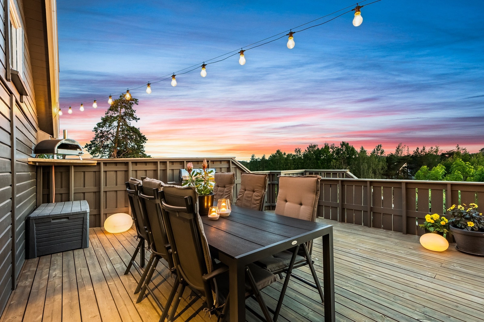 Terrasse med utgang fra stuen - kveld Galleribilde