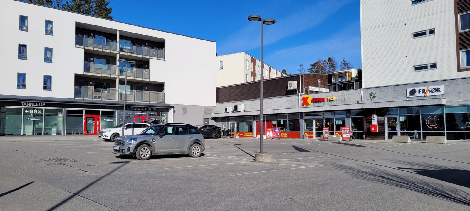 Område - Nærsenter med matbutikk, frisør, tannlege og gave/blomster butikk innen gangavstand Galleribilde