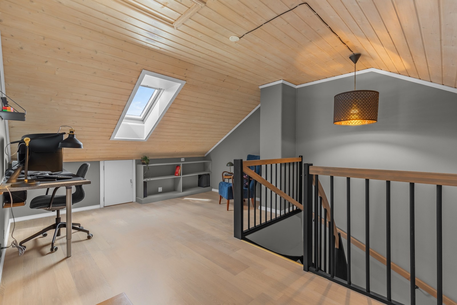 Trappeavsats i loftsetasjen med fin plass for hjemmekontor, takvindu for naturlig overlys Galleribilde