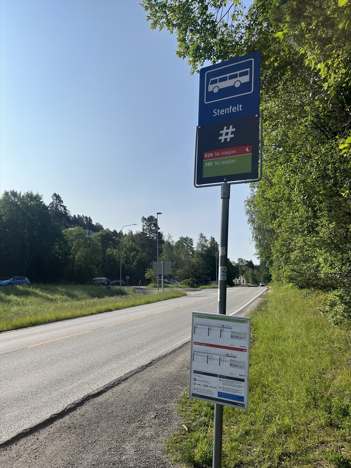 Bussholdeplass rett på nedsiden av boligen, her går 580 bussen hyppig mellom Ski og Kolbotn samt nattbuss 81 N i helgene Galleribilde