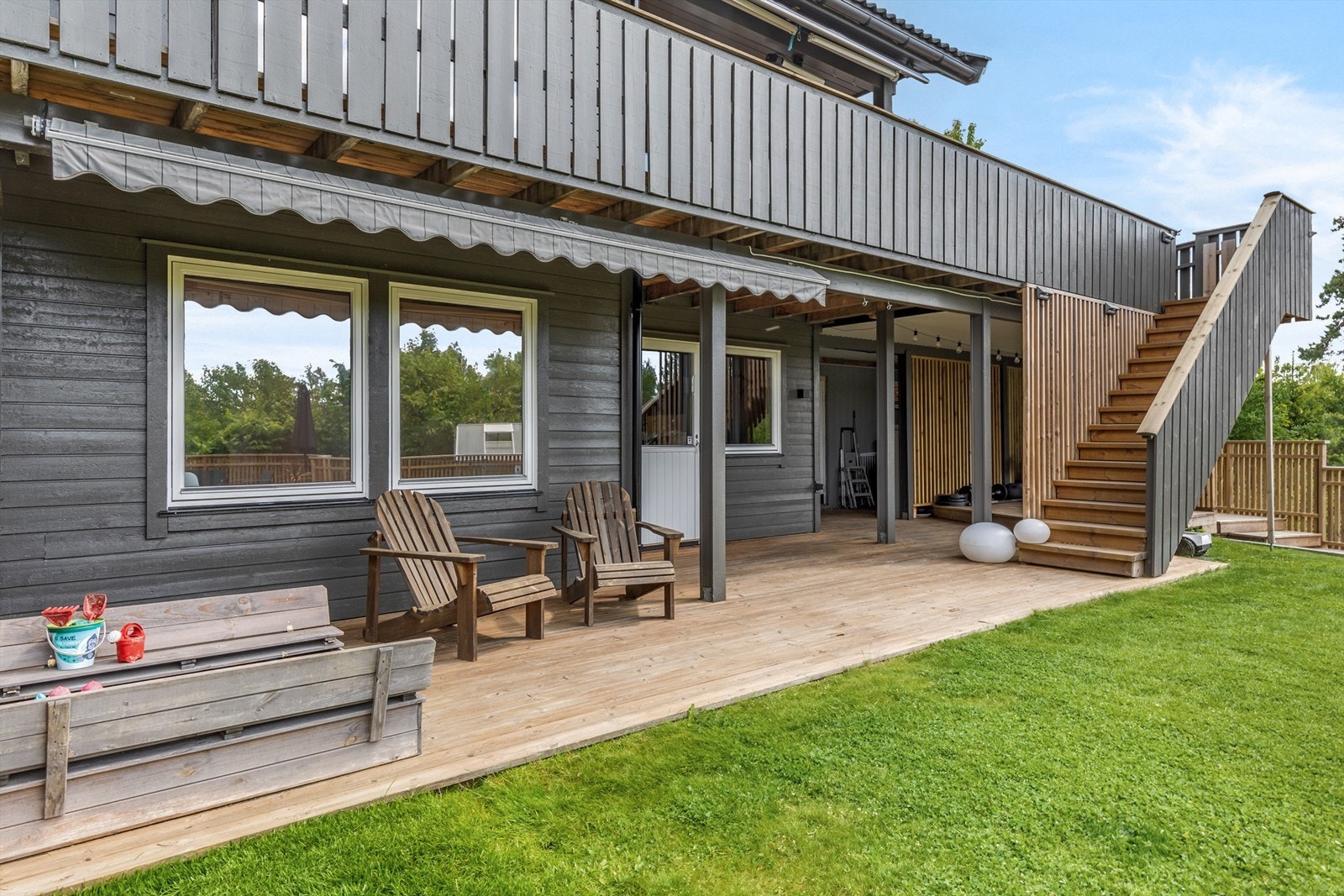 Markterrasse i u-etg med utgang fra hovesoverommet - utvendig trapp opp til terrassen i 1.etg. (Trapp fra terrassen i 2.etg og ned i hagen er ikke omsøkt og godkjent) Galleribilde