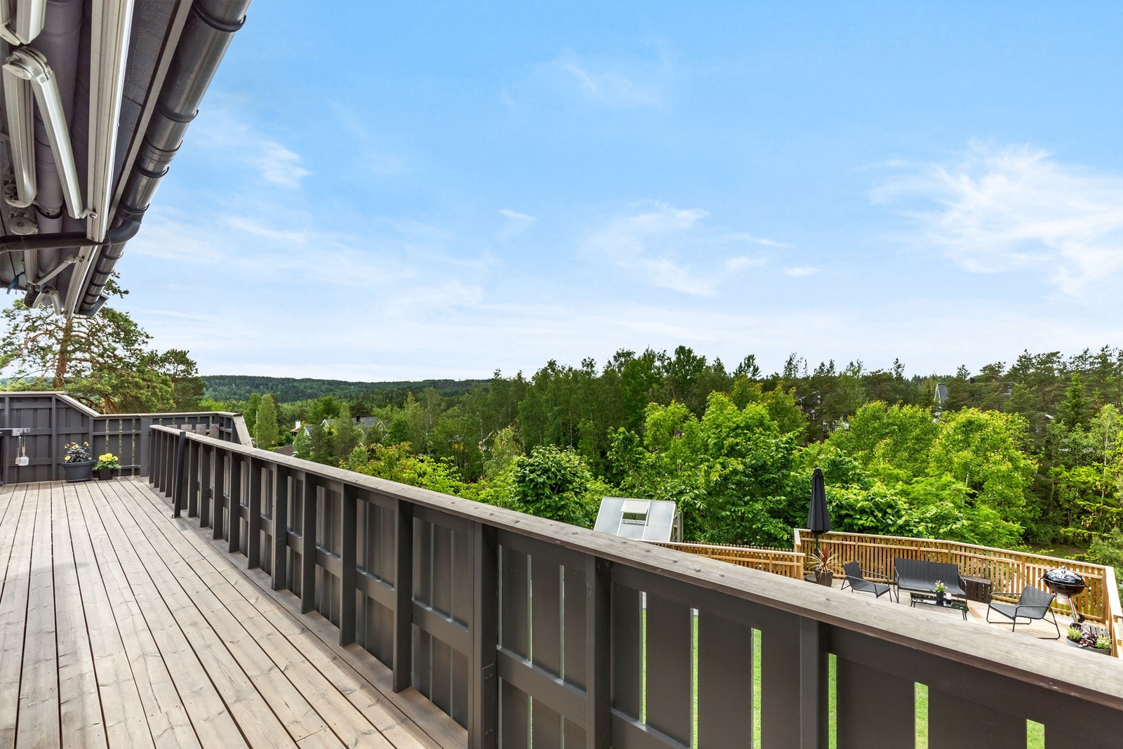 Terrasse med utgang fra stuen, her har man flott utsikt og gode solforhold til sent på kvelden Galleribilde