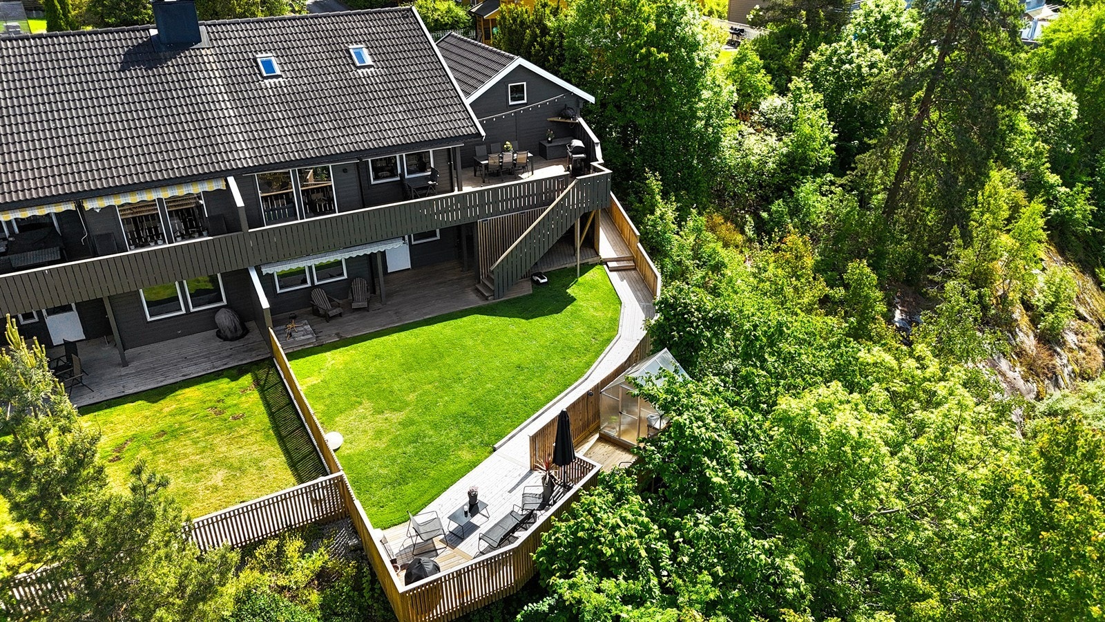 Drone over eiendommen Galleribilde