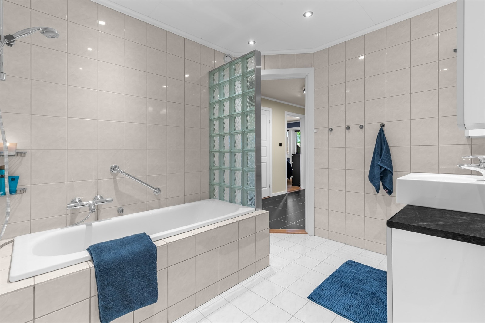 Bad i u.etg fra byggeår med badekar, wc og baderomsinnredning Galleribilde