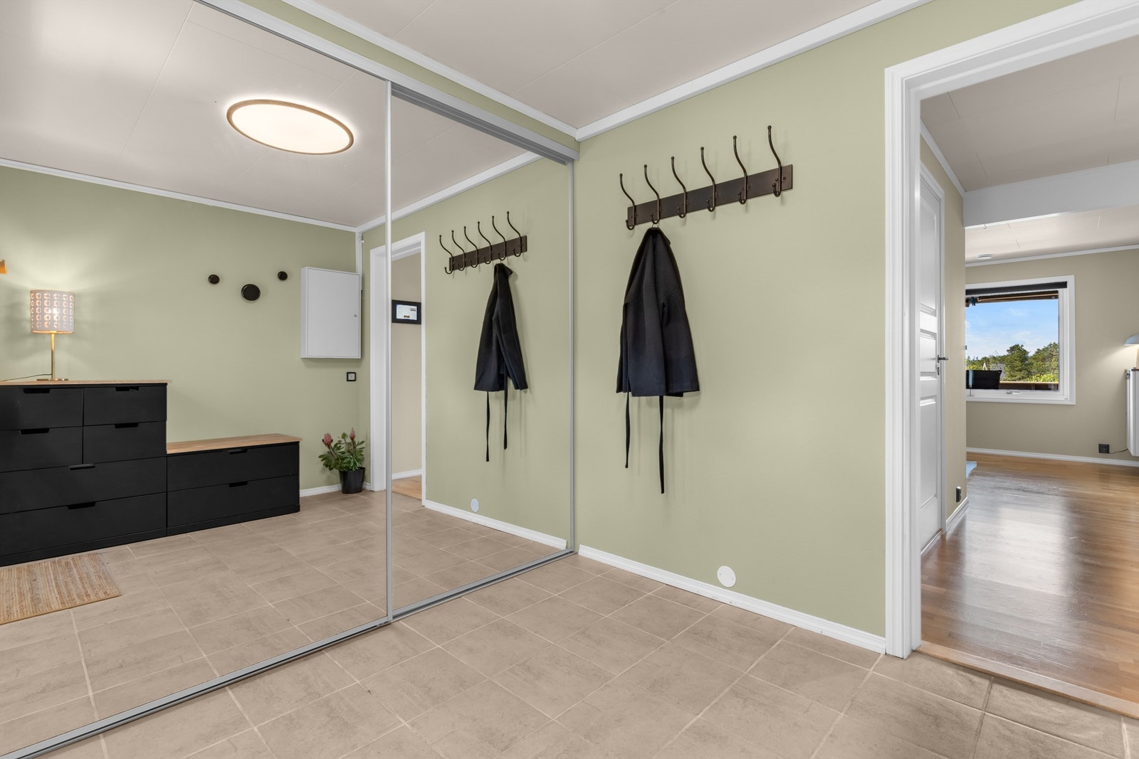 Stor speilskyvedørsgarderobe i entré Galleribilde