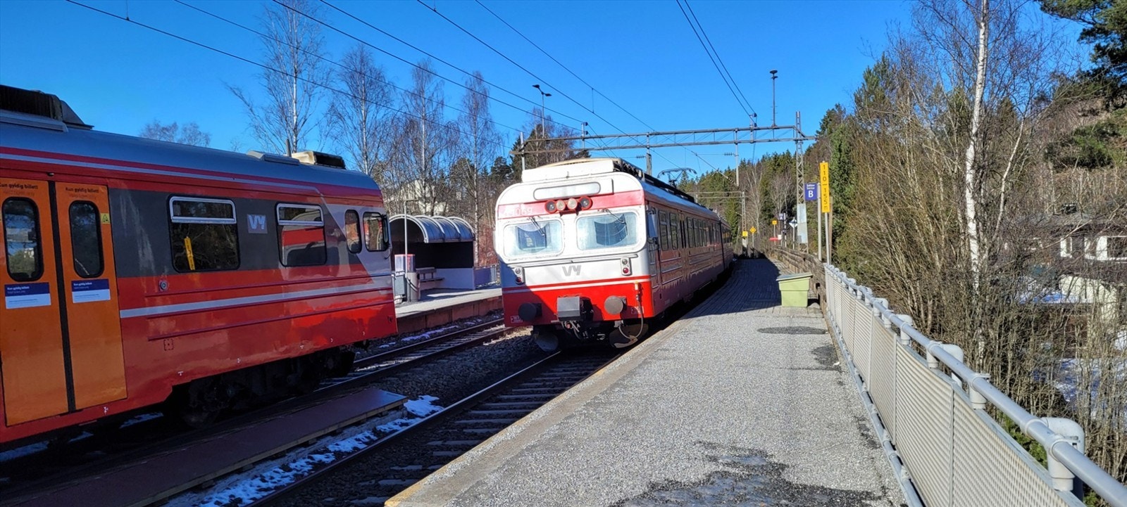 Vevelstad stasjon - lokaltoget til Ski tar 5 minutter. Lokaltoget til Oslo tar 29 minutter eller alternativt ca 20 minutters reisevei via Ski og der Follobanen direkte inn til Oslo S. Galleribilde
