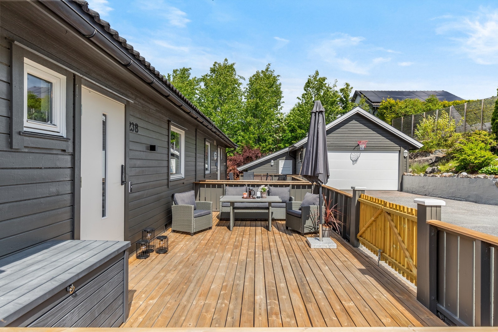 Inngjerdet markterrasse på inngangssiden, morgensol fra ca kl 07:00 midsommers Galleribilde