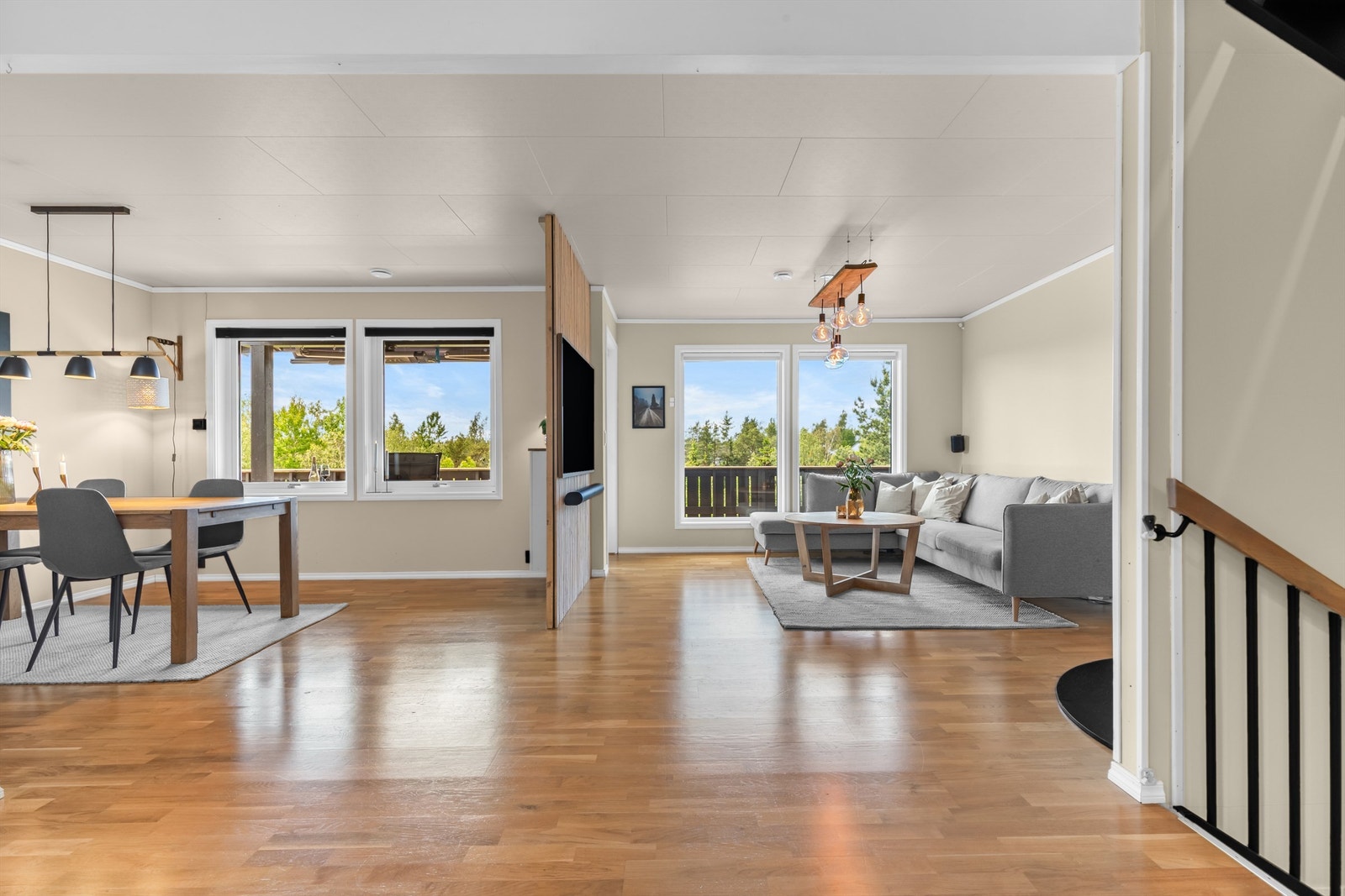 Stue med fin plass til både sofagruppe og spisestue, masse lys med store vindusflater Galleribilde