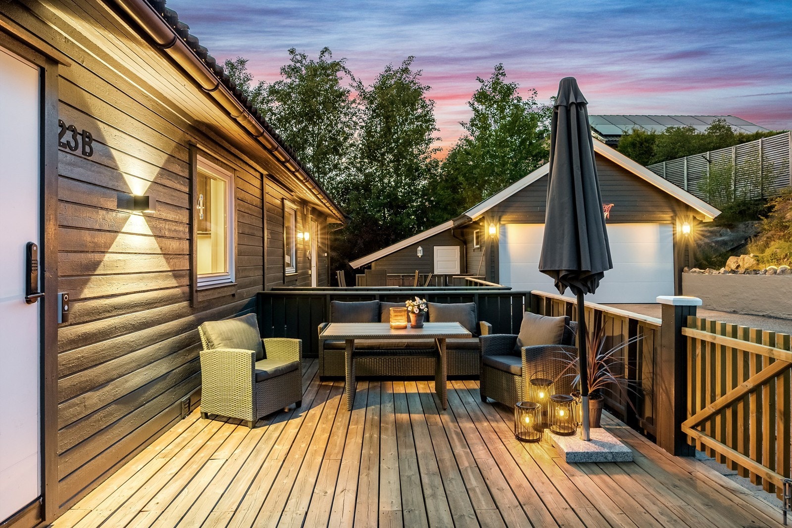 Terrasse på inngangssiden - kveld Galleribilde