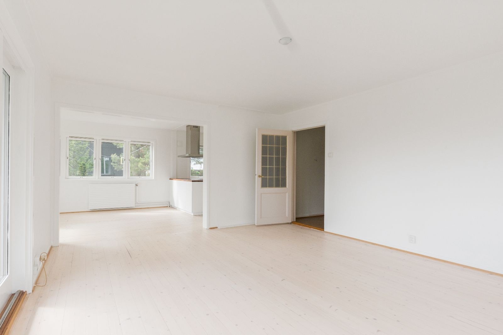 Lys og romslig stue med god plass til sofa og øvrig møblement. Galleribilde
