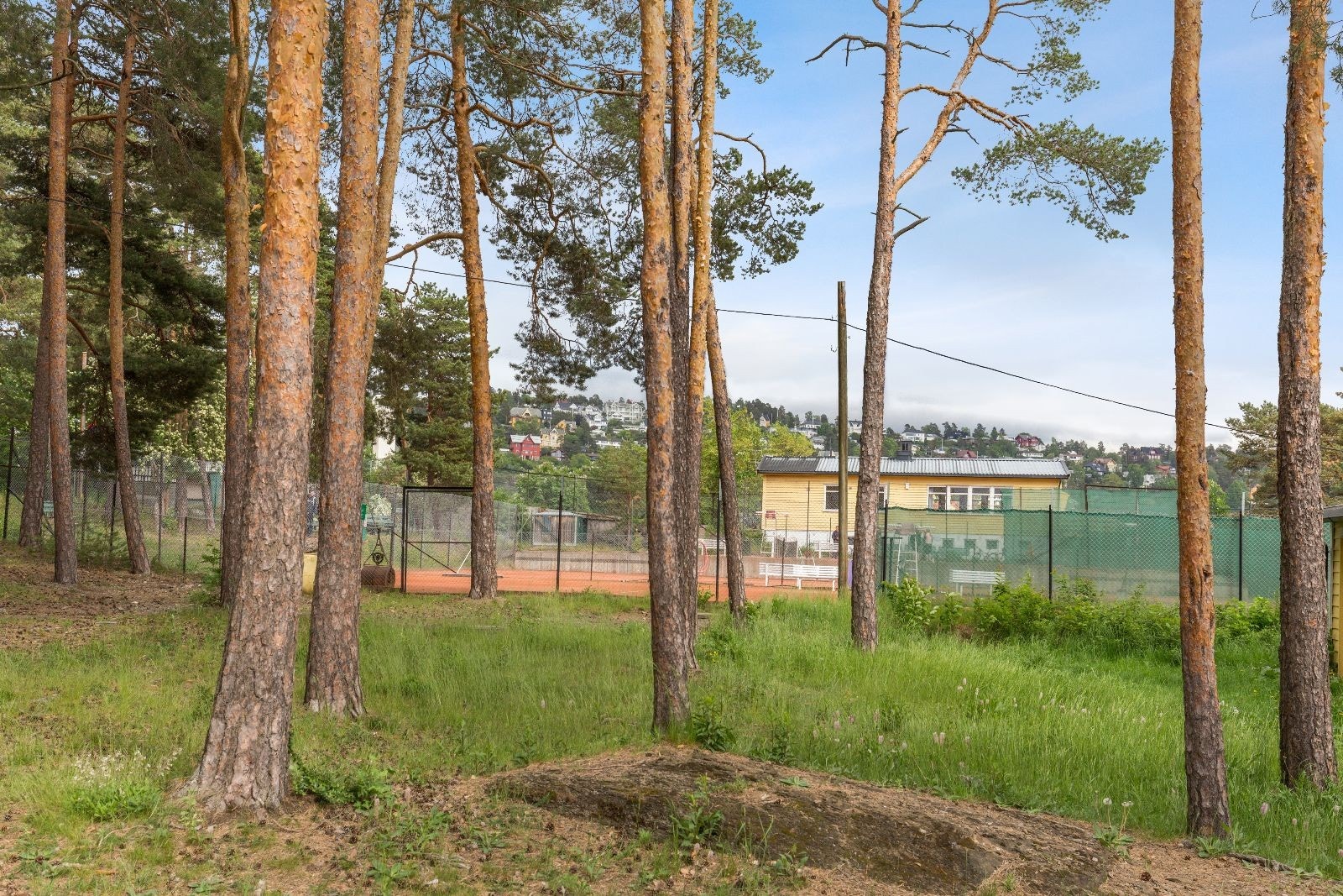 Ulvøya Tennisklubb med tre grusbaner, to totalrenoverte barnetennisbaner og et klubbhus. Galleribilde
