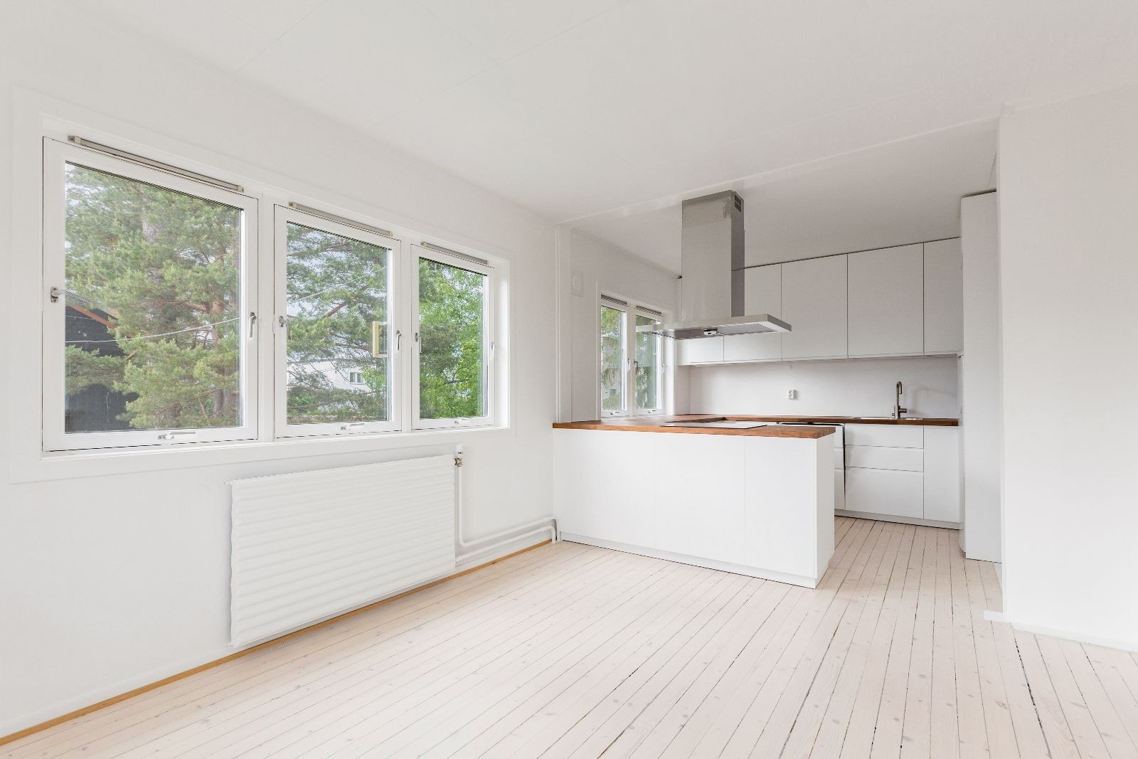 Nyoppusset kjøkken (2019) med integrerte hvitevarer og bra med skap- og benkeplass. Galleribilde