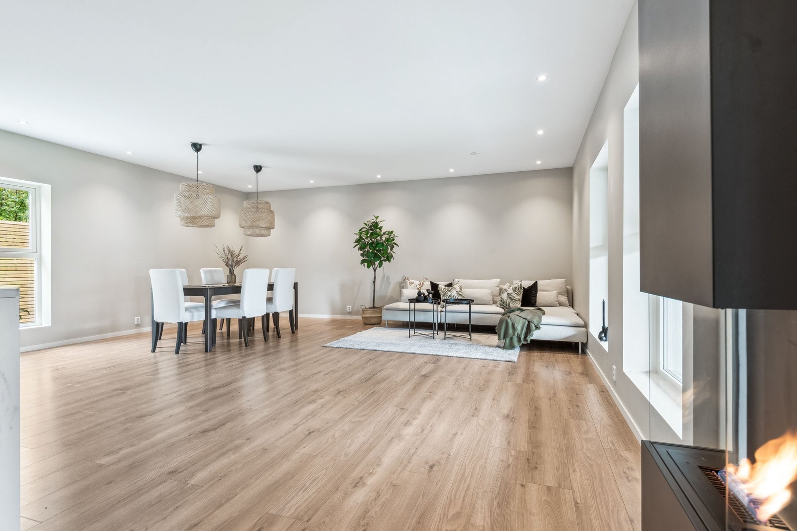 Stor kombinert stue/kjøkken i hovedleiligheten. Galleribilde