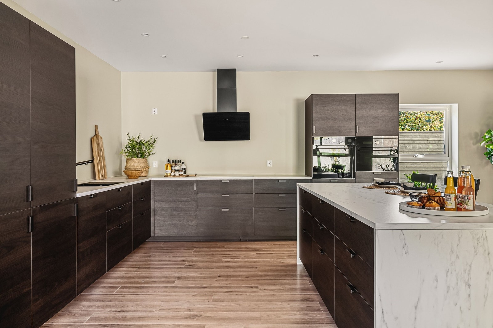 Kjøkkenet har også to stekeovner, hvor den ene er kombinert microbølgeovn og stekeovn. Galleribilde