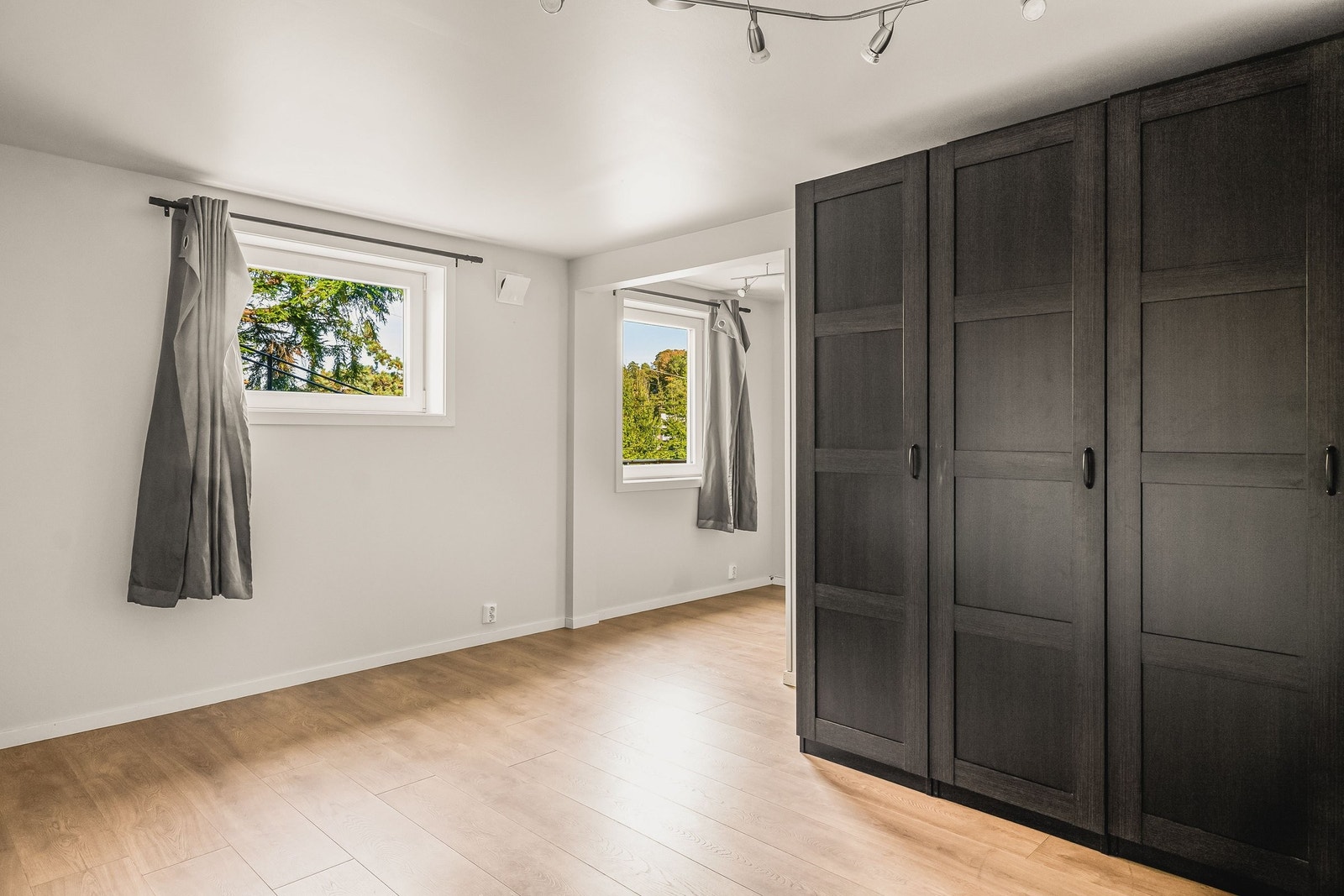 Stue med god plass til sofakrok og spisebord (utleiedel 1). Det er også et soverom i denne utleiedelen, med god plass til dobbeltseng og garderobeskap. Galleribilde