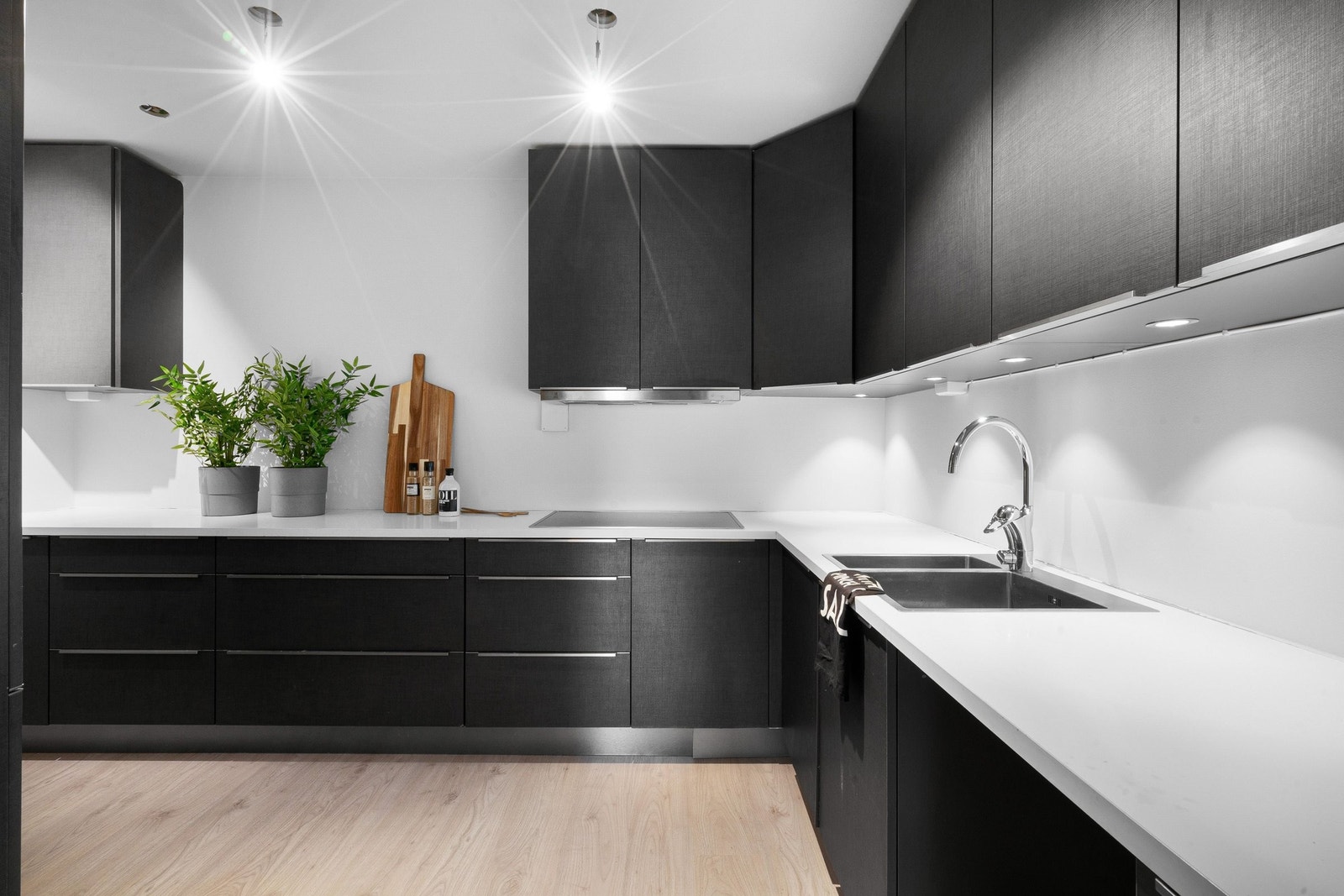 Kjøkken med hvitevarer i svært høy kvalitet (utleiedel 2). Denne leiligheten går over to plan. Galleribilde