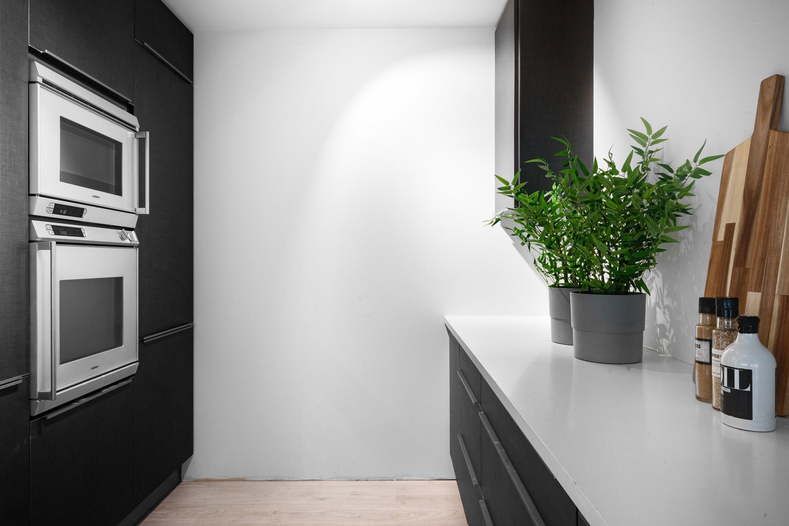 Integrerte hvitevarer fra Gaggenau er induksjon platetopp, stekeovn, mikrobølgeovn, oppvaskmaskin og kjøleskap.(utleiedel 2) Galleribilde