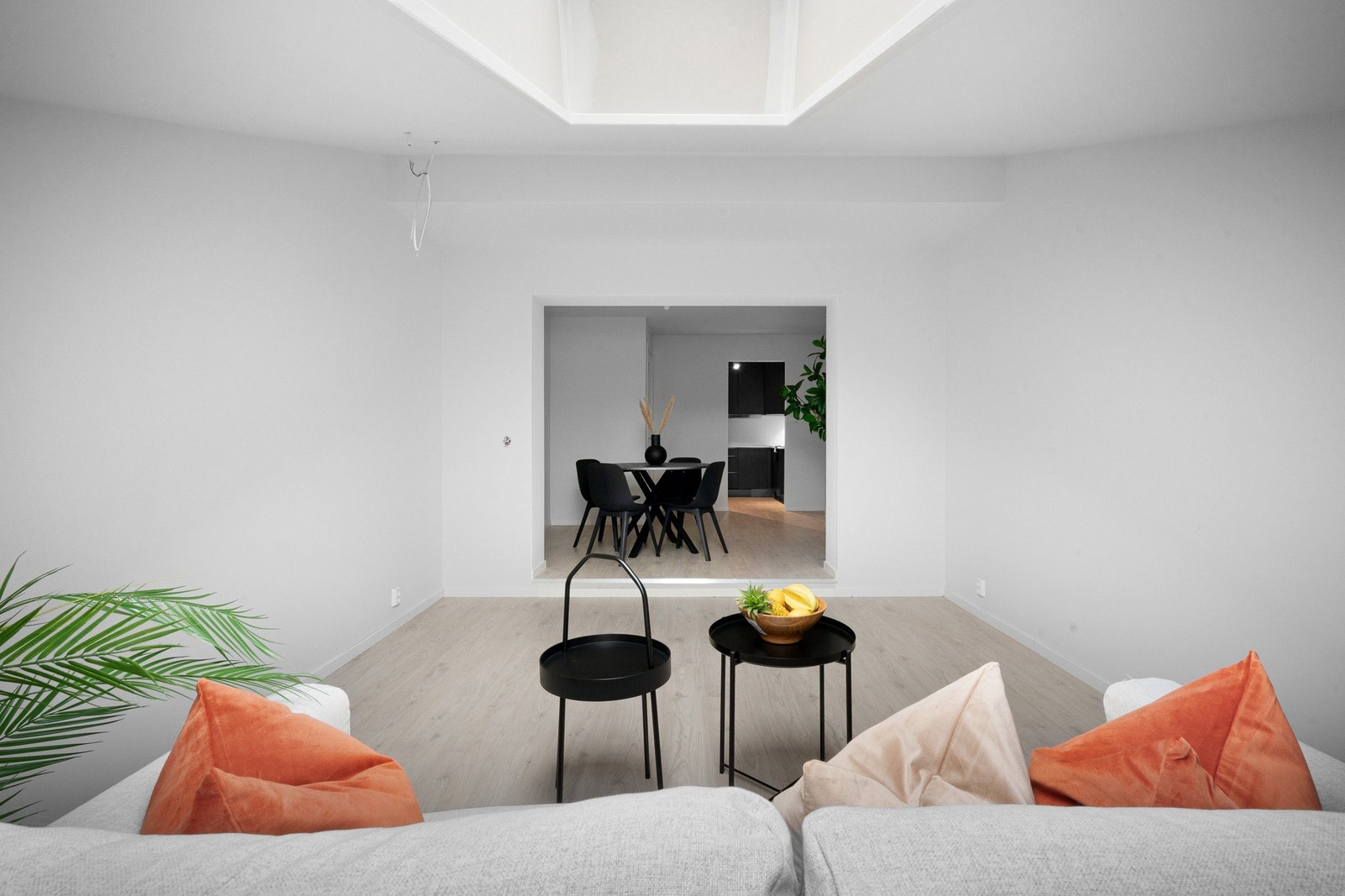 Stue/kjøkken med plass til både sofaseksjon og spisebord (utleiedel 2) Galleribilde