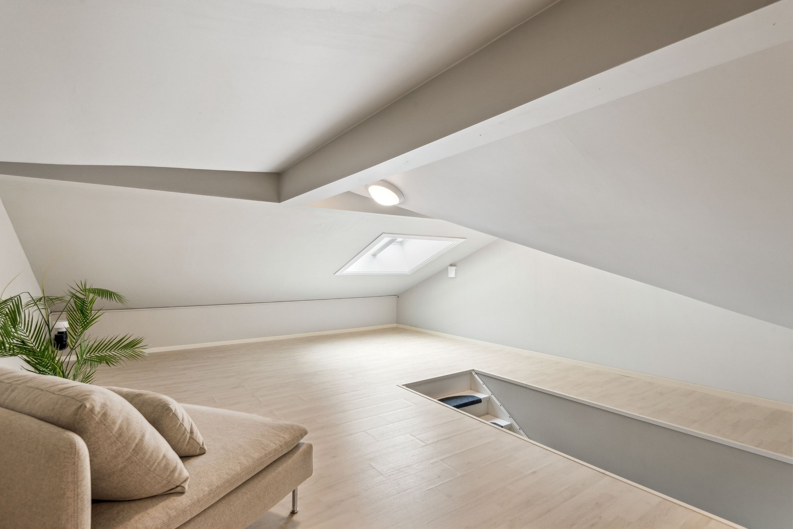 Loftsrom i hovedleiligheten. Her er det også nylig satt inn vinduer (søkt og innvilget fra kommunen) Galleribilde