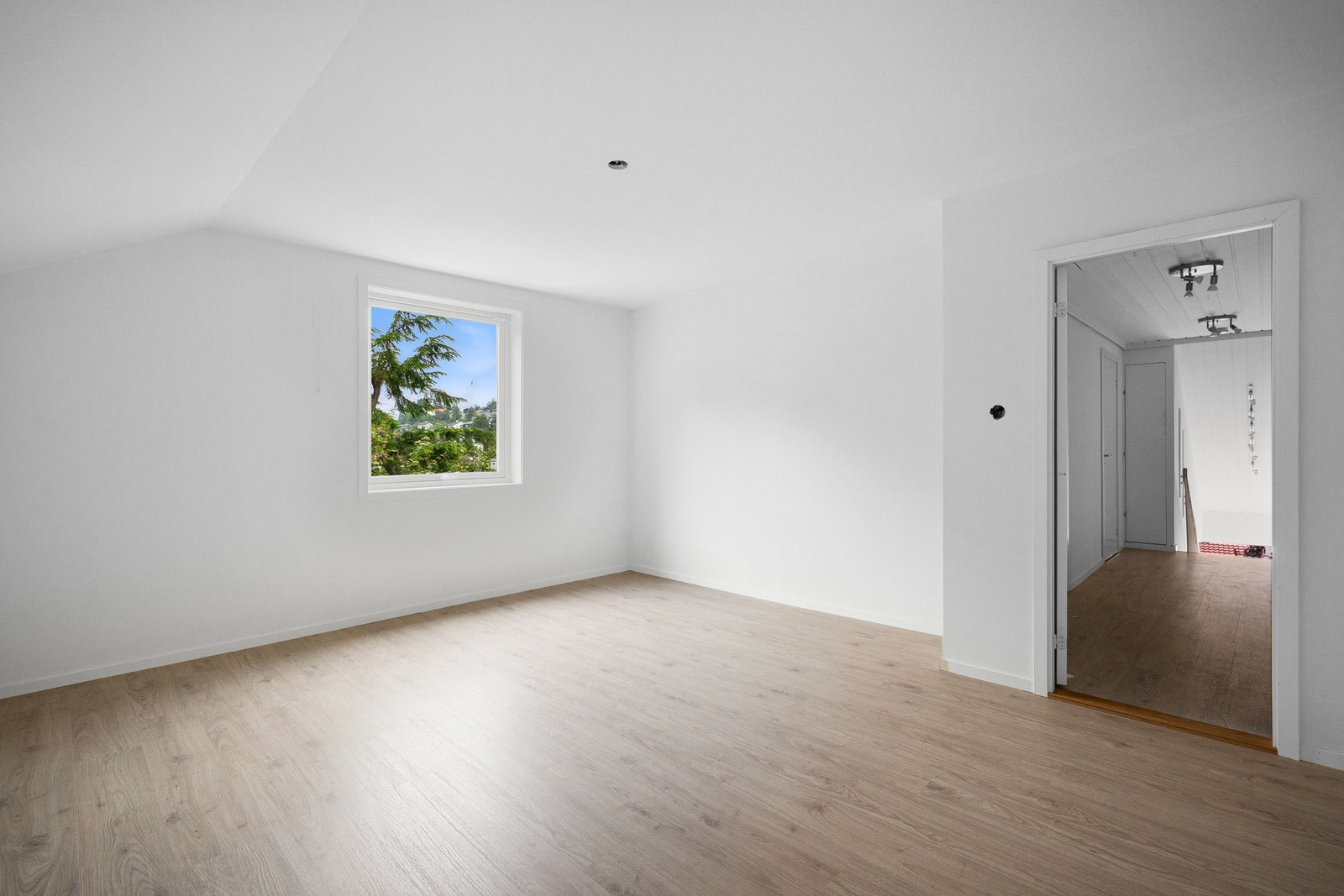 Stort og luftig hovedsoverom i utleiedel 2 Galleribilde