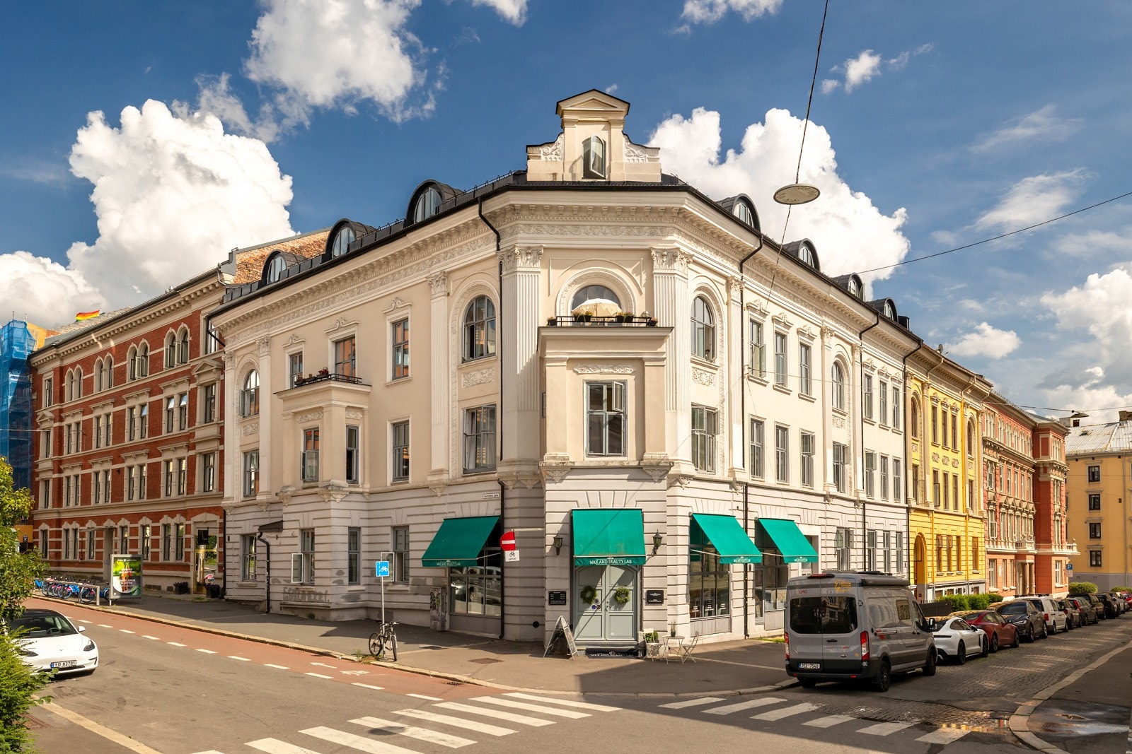 Leiligheten liggen i en klassisk bygård i attraktive Vika, med ubiddelar nærhet til Tjuvholmen. Galleribilde