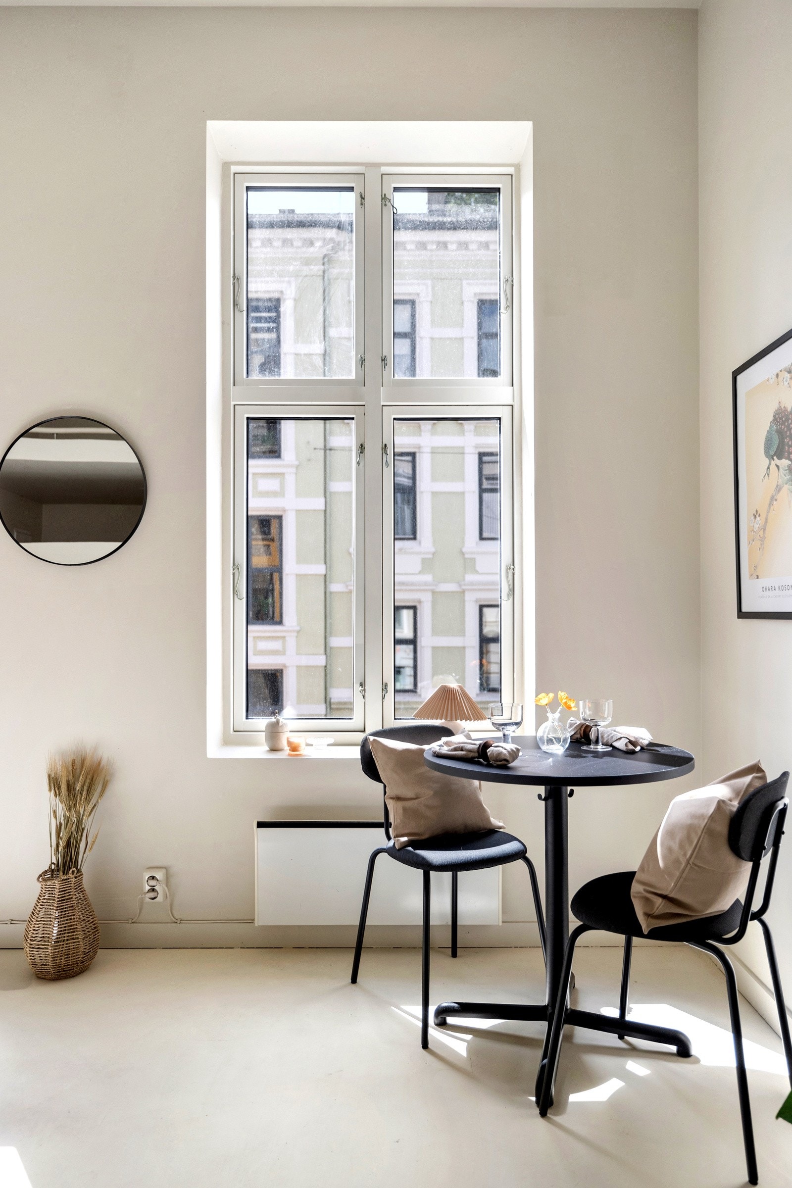 I stuen har du også plass til et lite spisebord. Galleribilde