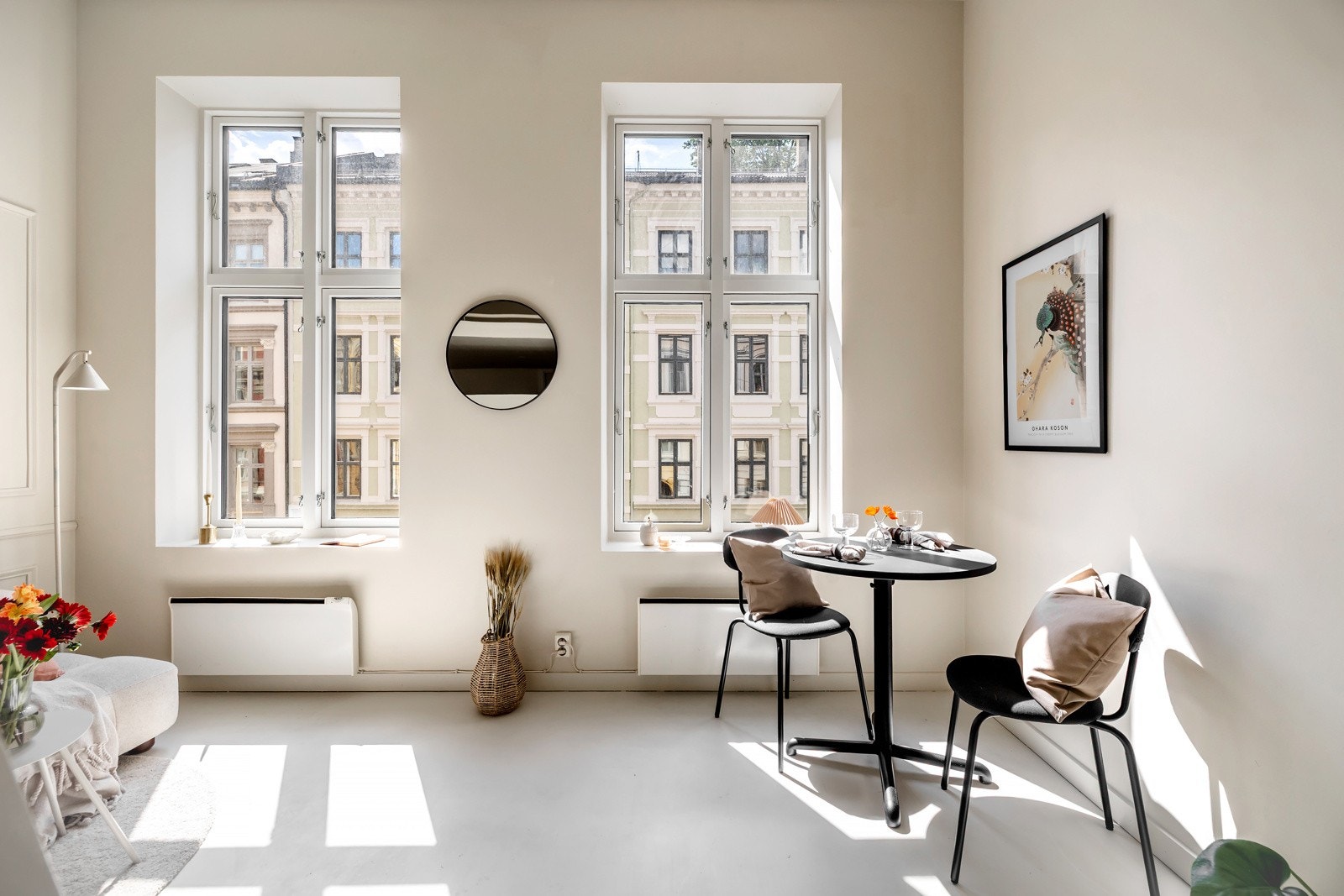 Stuen har store vindusflater som slipper inn rikelig med naturlig lys og gir rommet en lys og luftig følelse. Her er det plass til sofa og tilhørende møblement. Galleribilde