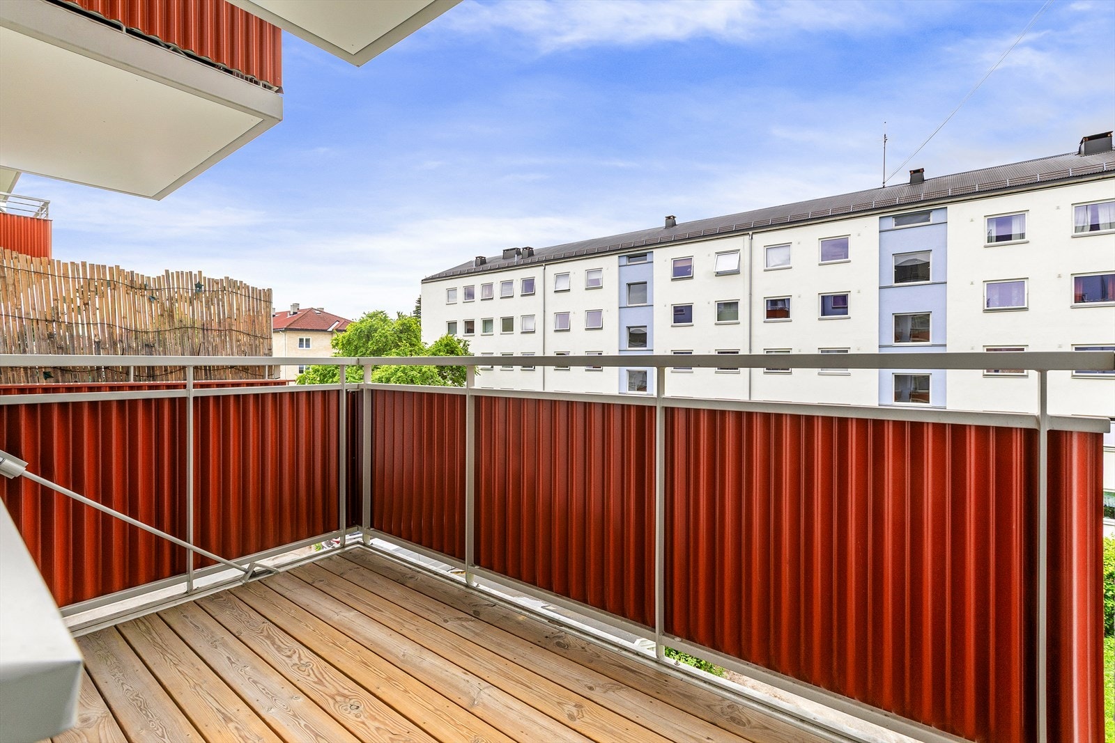 Balkongen på ca. 4 m² byr på et sjarmerende uterom med tregulv og trygg innramming i stål. Galleribilde