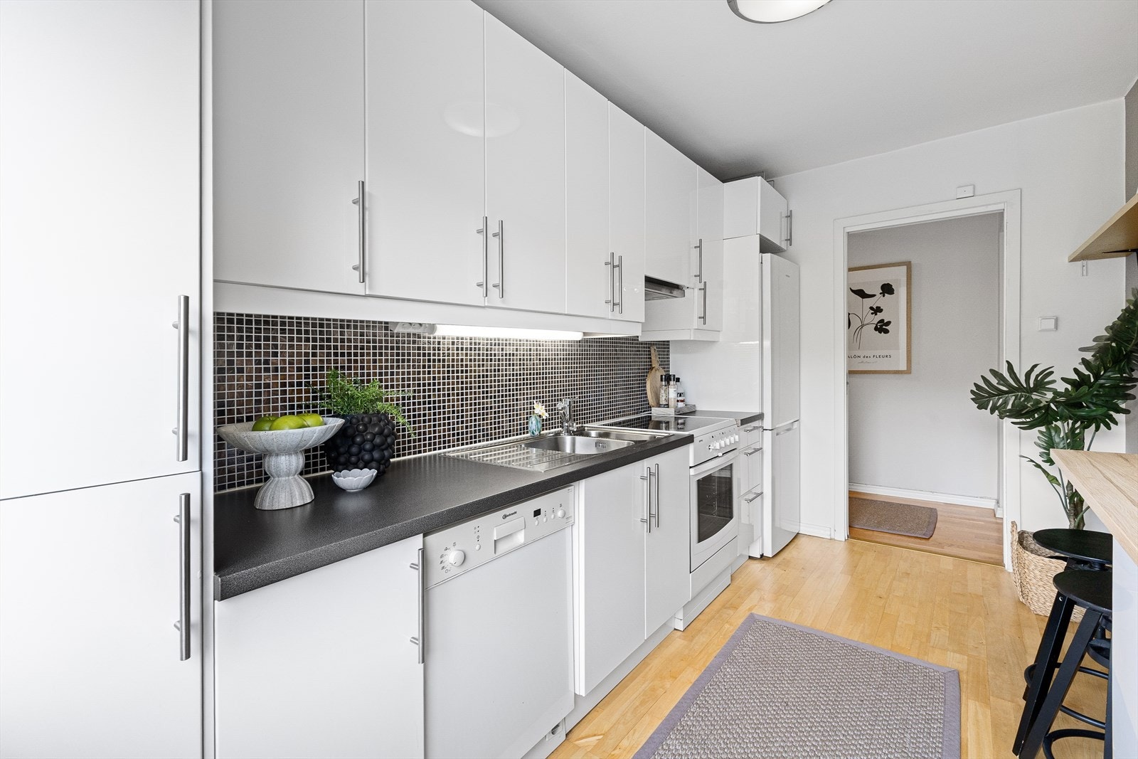 Kjøkkenet er lyst og innbydende, med gode arbeidsflater og rikelig med skapplass. Galleribilde