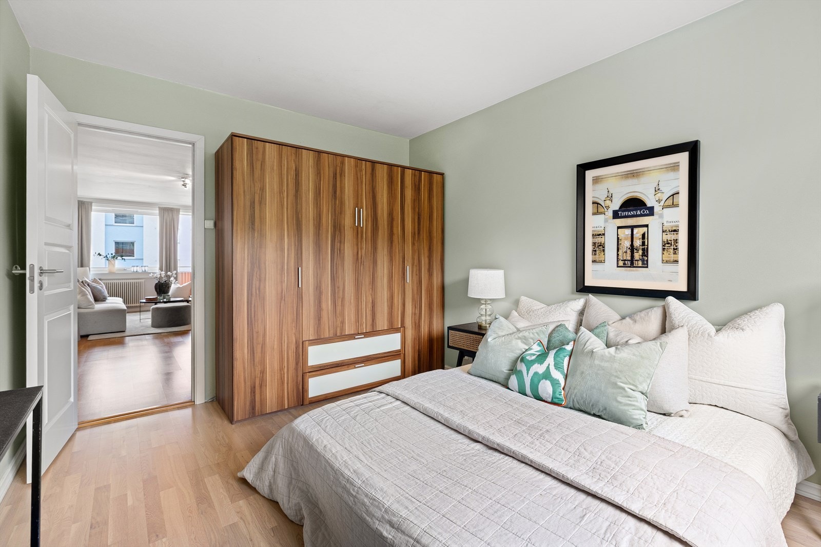 Som boligen ellers, er hovedsoverommet også et luftig og flott rom. Galleribilde