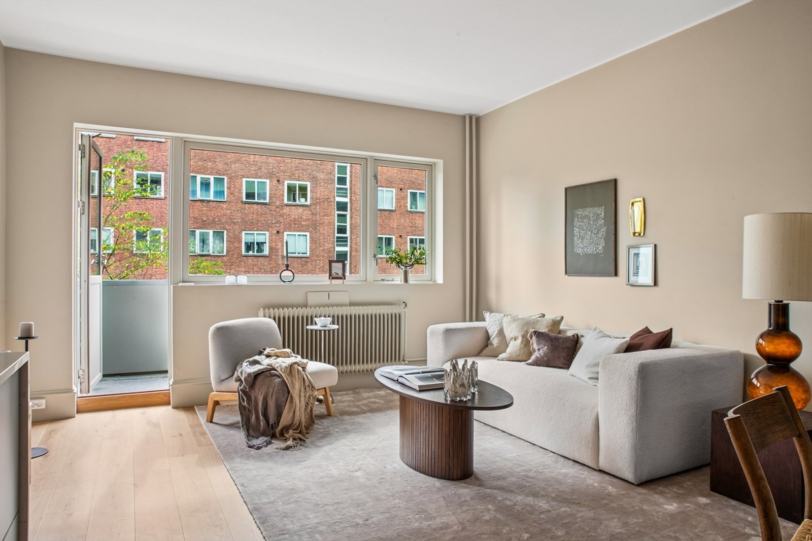 Stuen er lys og innbydende med store vindusflater som slipper inn rikelig med dagslys. Galleribilde