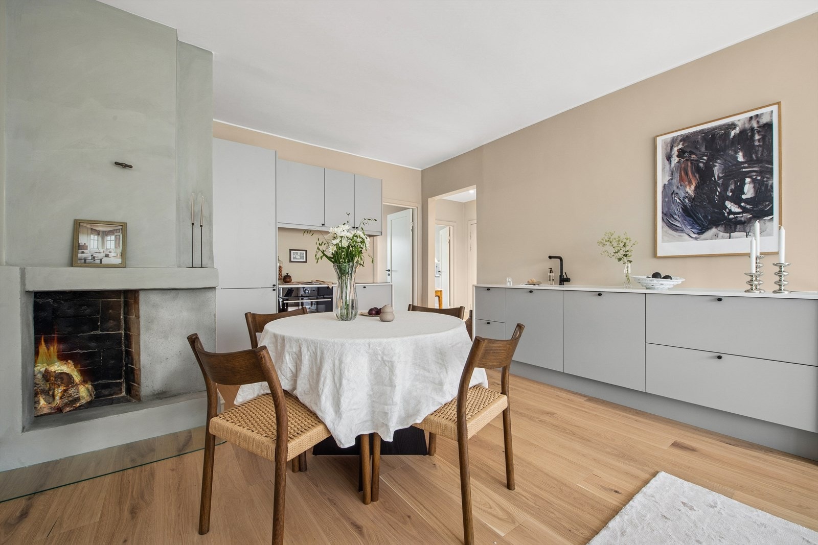 God plass til spisebord samt peis i stuen Galleribilde