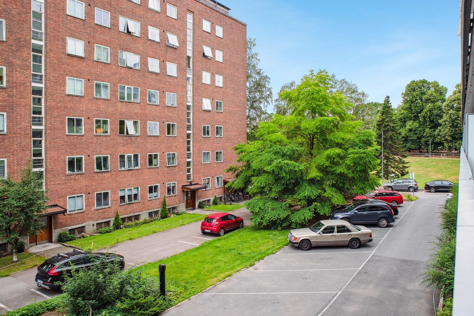 Sameiet har 22 parkeringsplasser på deling. Galleribilde