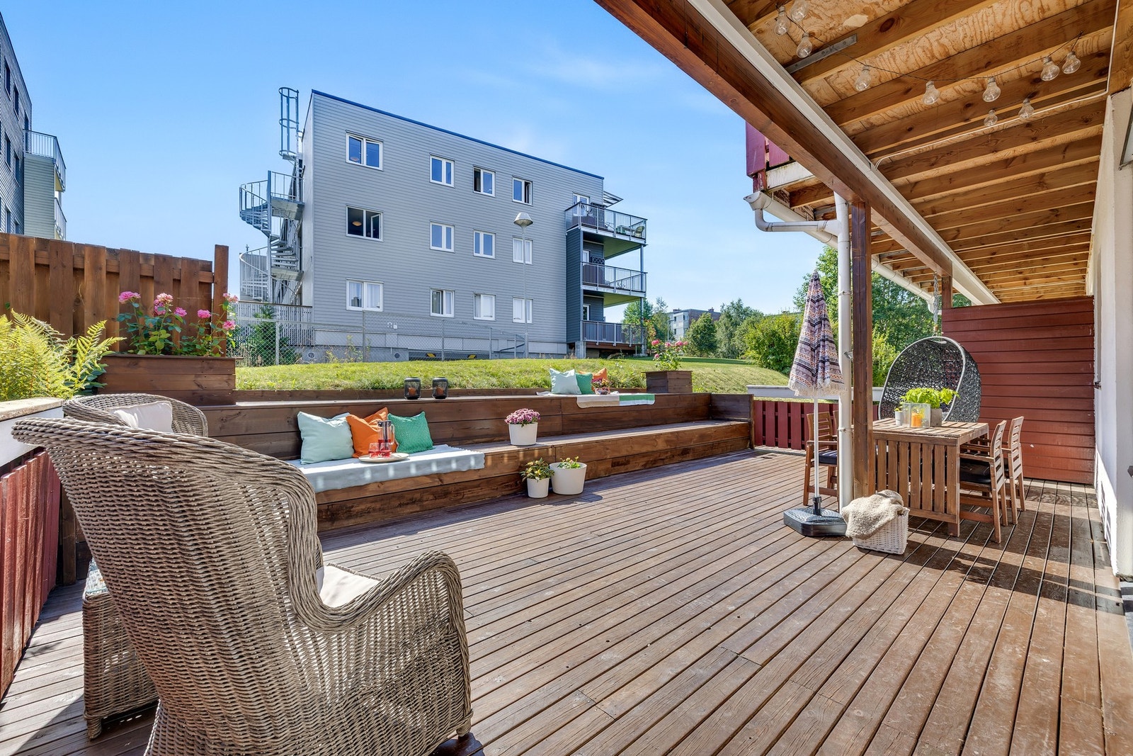 Sørvendt terrasse på hele 28 kvm. Her nyter du glimrende solforhold fra morgen til kveld. Galleribilde