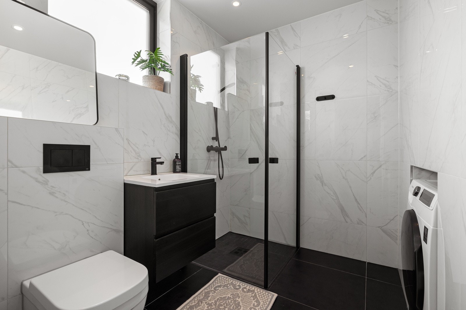 Smakfullt innredet bad med høy kvalitet og utførelse på materialvalg, utsyr og design. Galleribilde